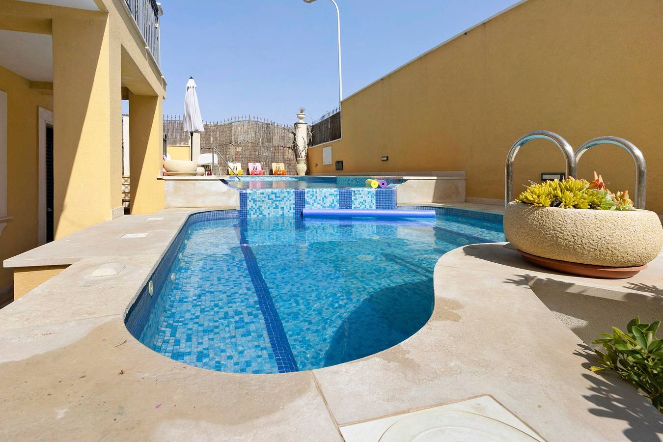 Appartement entier, Appartement 'Athena In Villa' avec piscine partagée, Wi-Fi et climatisation in Marina di Ragusa, Ragusa