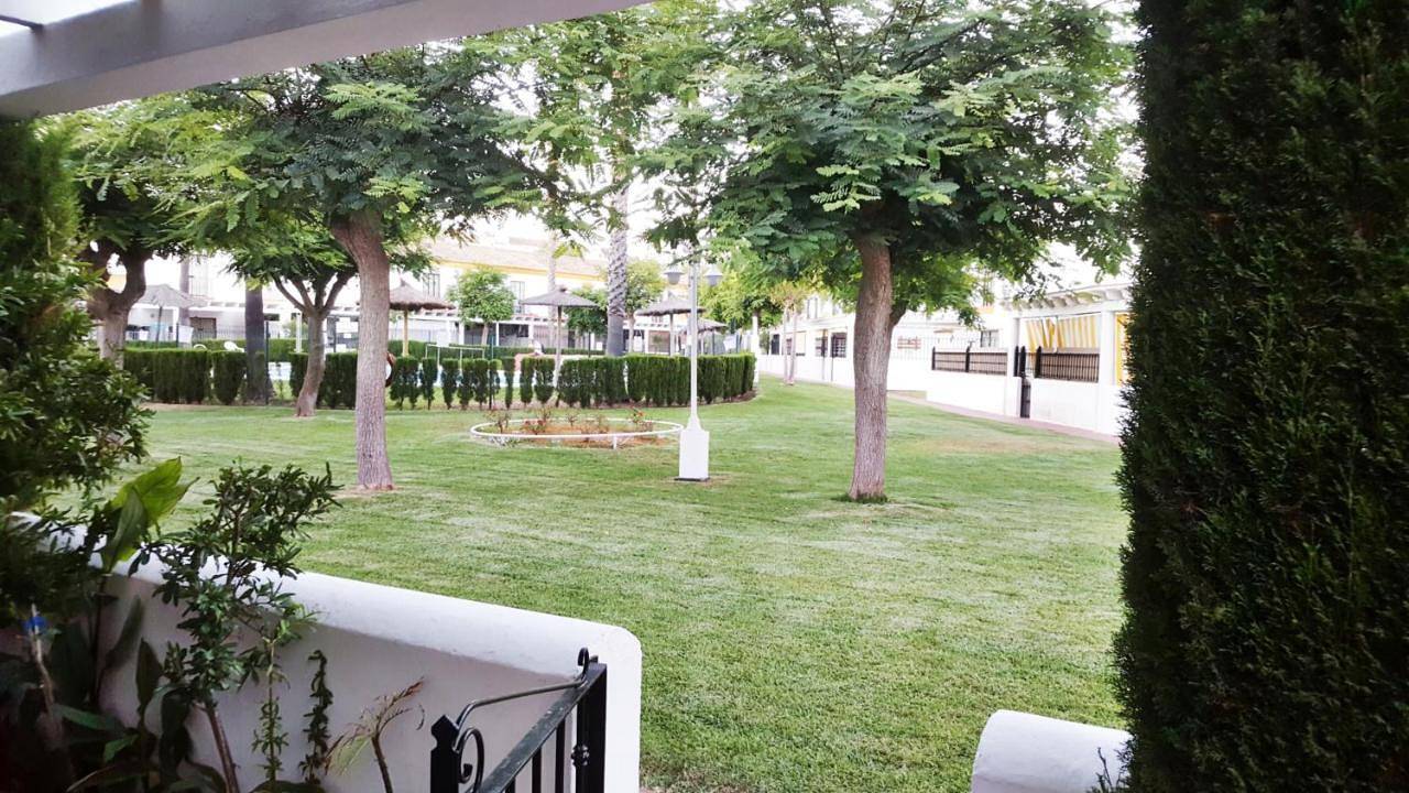 Chalet Adosado, con dos terrazas y piscina, in Islantilla, Lepe