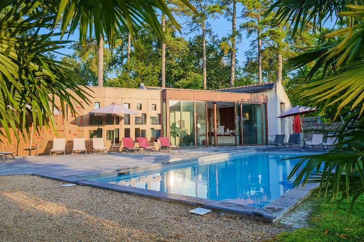 Location de vacances pour 2 personnes, avec piscine ainsi que jardin et sauna, animaux acceptés à Candes-Saint-Martin