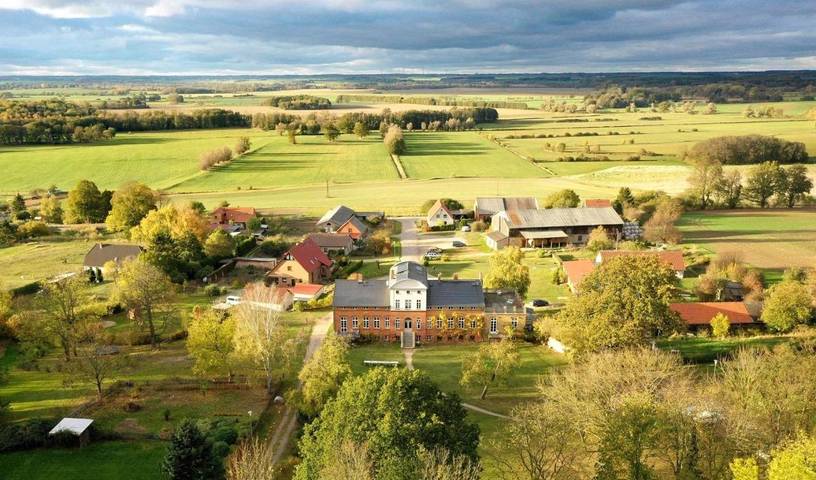 Villa für 34 Personen, mit Balkon und Terrasse sowie Garten und Ausblick in Mecklenburgische Schweiz