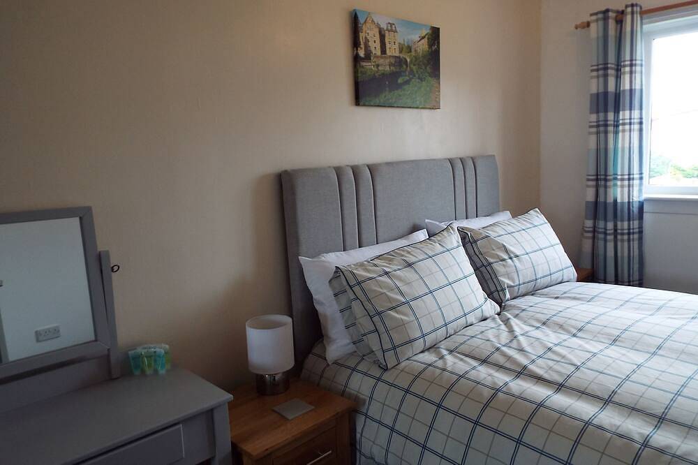 Entire apartment, Central Location with free on-site private parking, free wi-fi and Netflix in Leith, Edinburgh