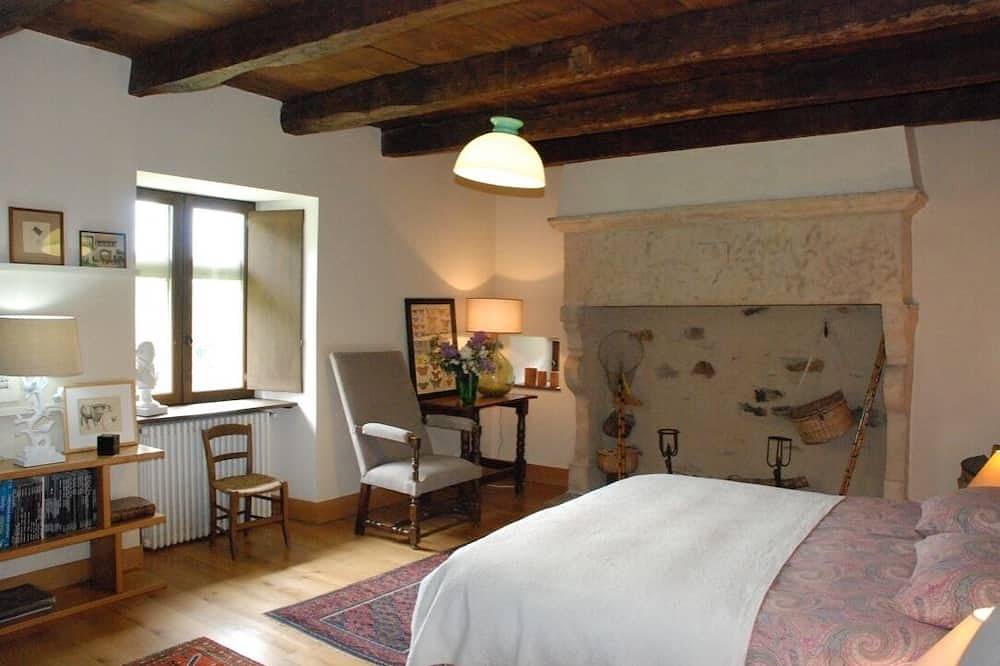 Beautiful 18th century house for rent in private hamlet with heated pool in Saint-Geniez-d'Olt-et-d'Aubrac, Massif Central