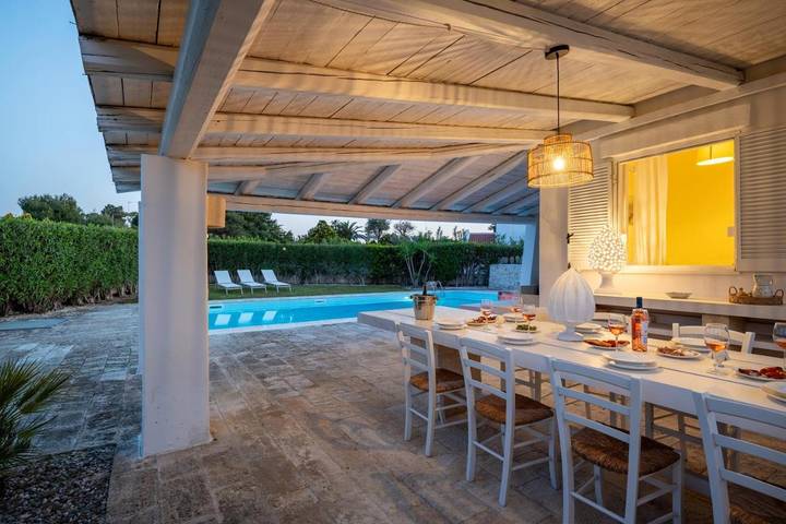Villa per 6 persone, con Terrazza e Giardino nonché Piscina a Rosa Marina