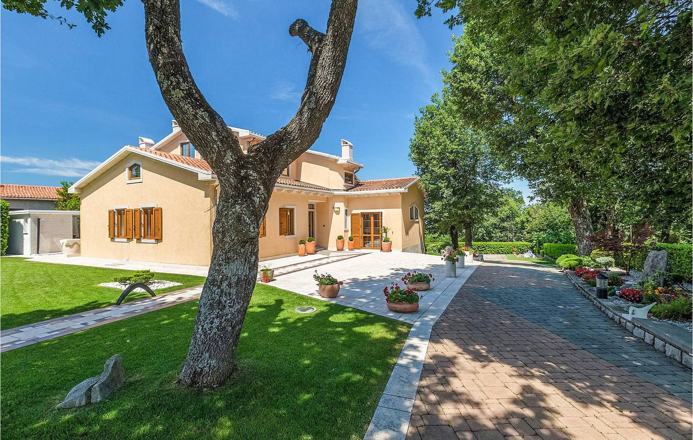 Gemütliche 350 m² große Wohnung mit Pool, WLAN und nur wenige Schritte von Restaurants und dem Stadtzentrum entfernt in Presika, Ostküste Istrien