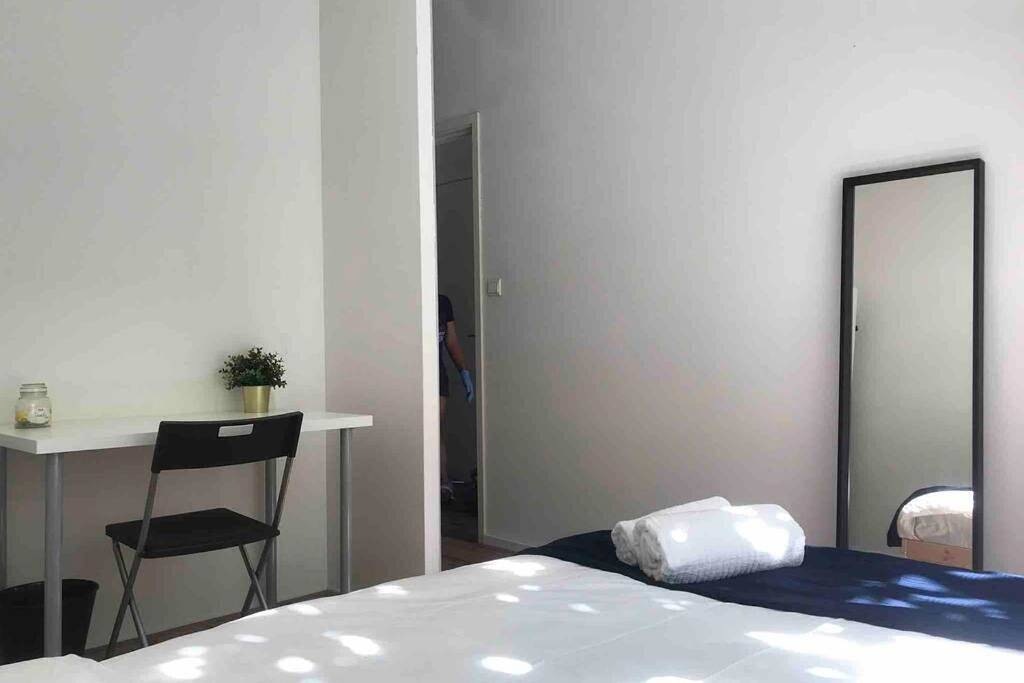 Geheel appartement, New Cozy Room with Private Bathroom Delft City P-room 1 in Delft, Stadsgewest Haaglanden