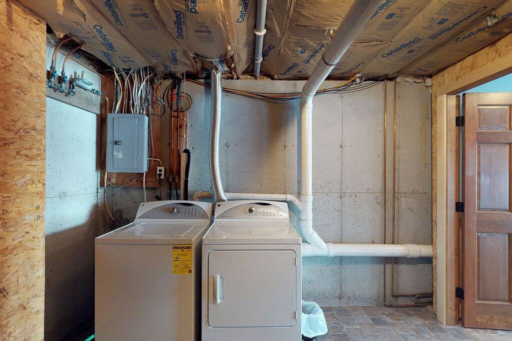 Haus am See im Chalet-Stil mit großer Terrasse, Anlegestelle und wunderschönem Seeblick in Greenville (ME), Moosehead Lake