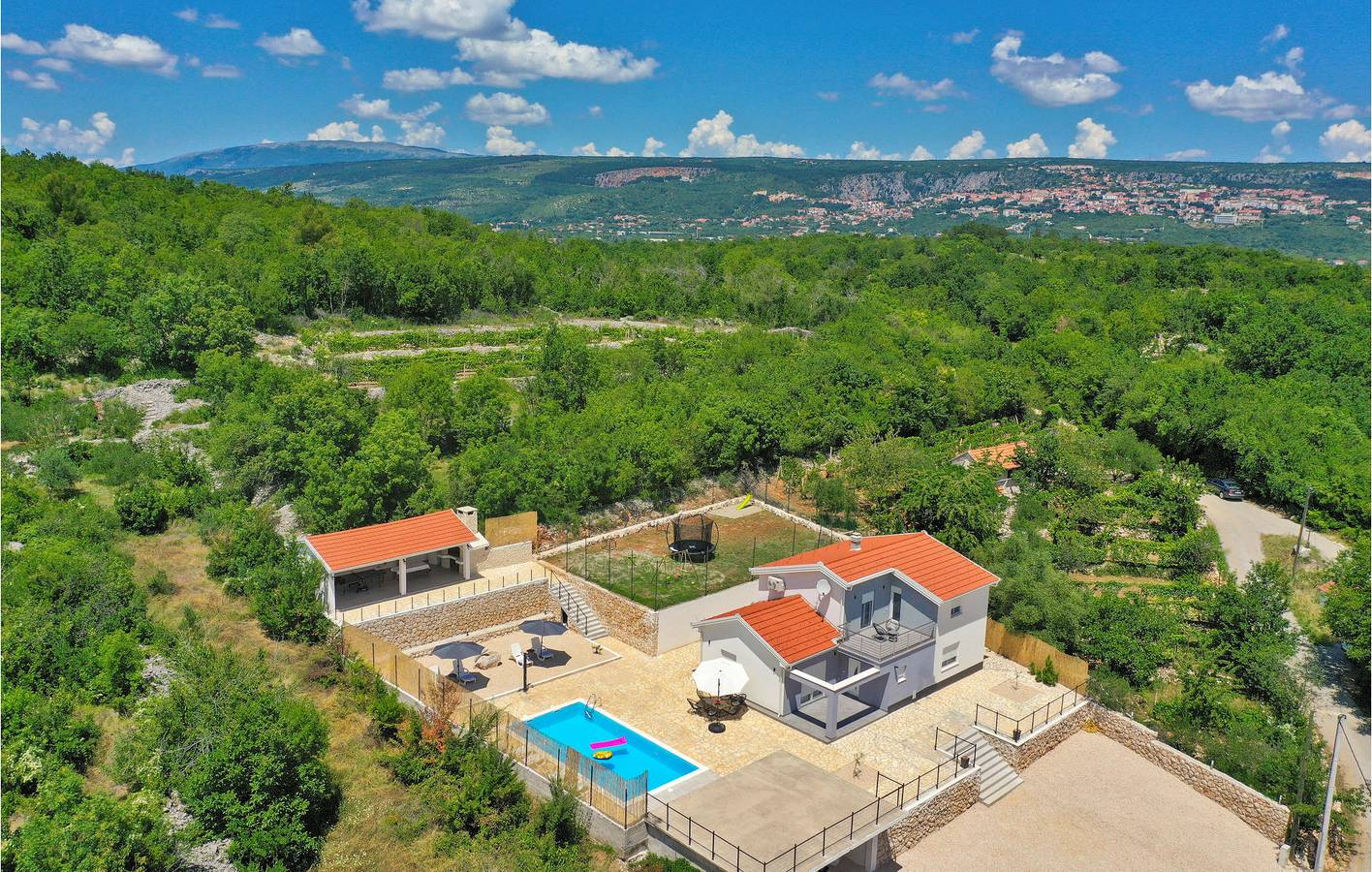 Charmantes 2-Zimmer-Apartment mit Pool, WLAN und Terrasse in der Nähe des Flusses Matica in Imotski, Makarska Riviera