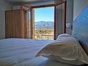 Gîte pour 3 personnes, avec terrasse et vue à Peri