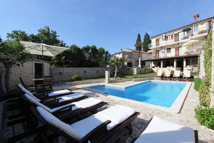 Alojamiento y desayuno para 2 personas, con jacuzzi además de jardín y piscina - 1