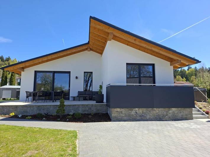 Ferienhaus für 4 Personen, mit Seeblick und Pool sowie Ausblick und Garten, mit Haustier