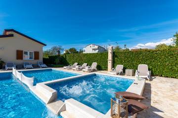 Ferienhaus für 6 Personen, mit Kinderpool in Kastelir
