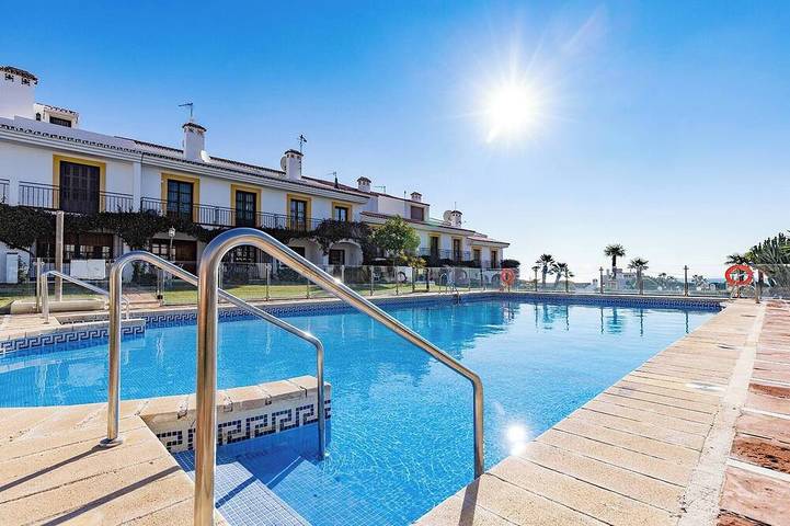 Chalet pour 6 personnes, avec piscine ainsi que jardin et balcon - 1