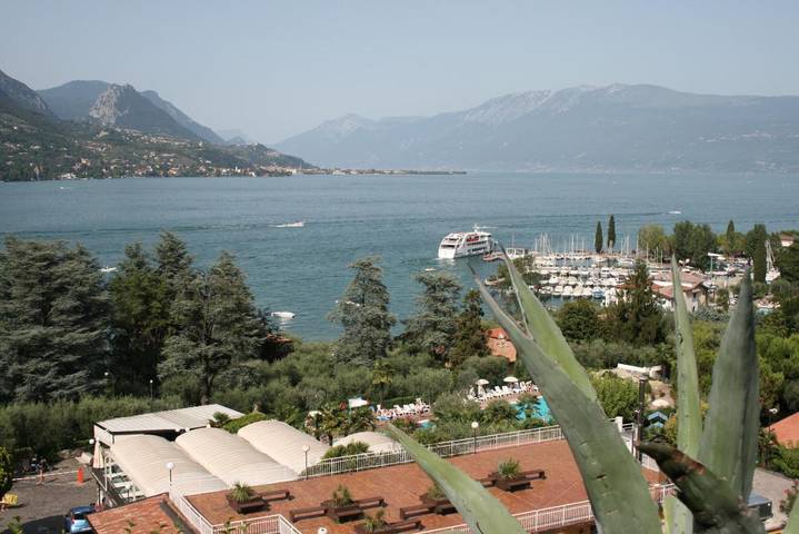 Camping für 5 Personen, mit Pool und Kinderpool sowie Terrasse in San Felice del Benaco - 2