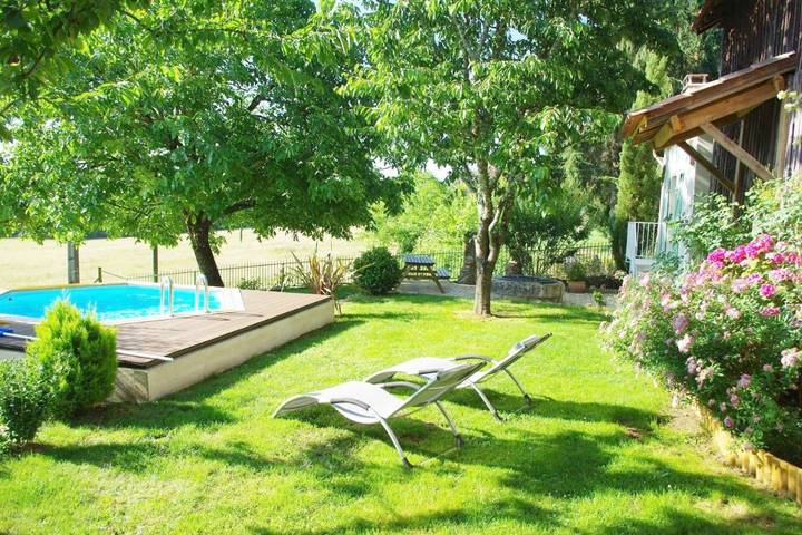 Location de vacances pour 6 personnes, avec Balcon et Terrasse ainsi que Jardin et Piscine