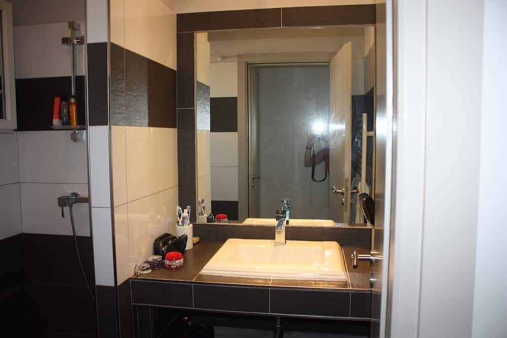 Villa 3 Minuten zu Fuß vom Meer und dem Dorf in einer waldreichen Umgebung in Pinarellu, Zonza