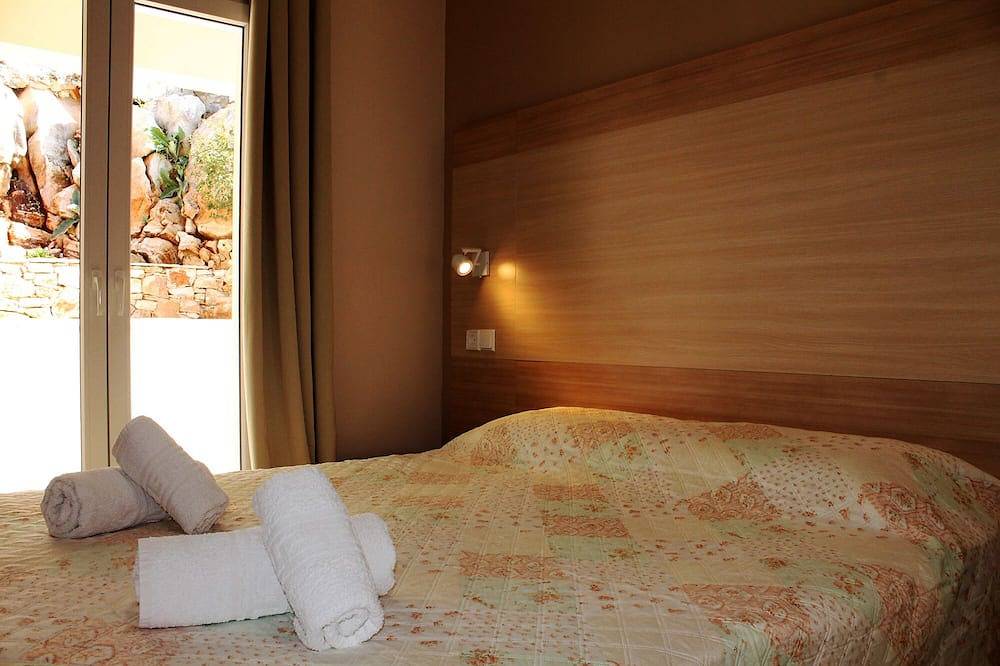 Close to the beach, spacious two-bedroom apartment with breakfast in Kassiopi, Corfu