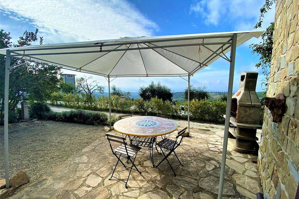 Beautiful private villa with Wifi, A/C, Tv, terrace, pets allowed, panoramic view and parking in Castellina in Chianti, Chianti