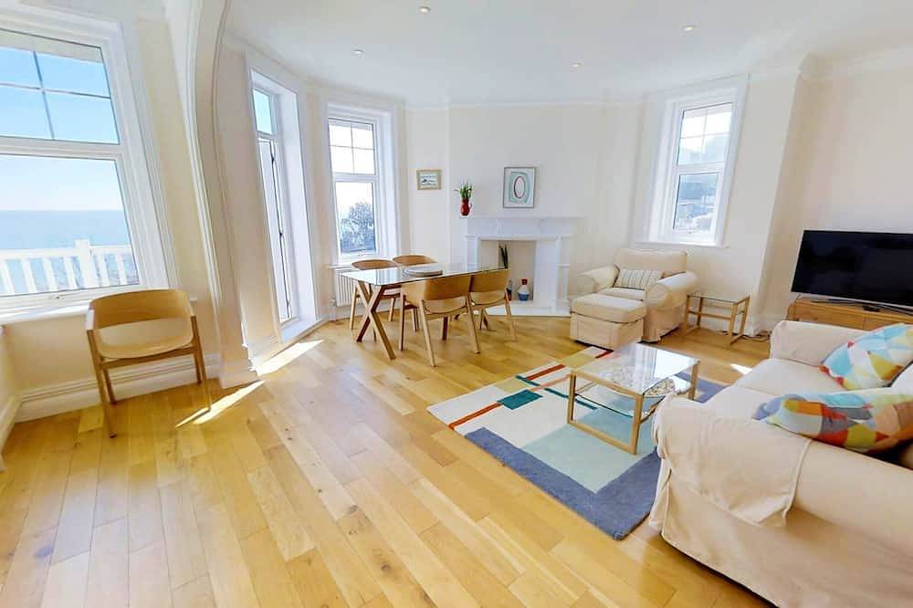 Entire apartment, Sea Dreams - family friendly 2-bed apartment with balcony and gorgeous sea views in Eastbourne, East Sussex