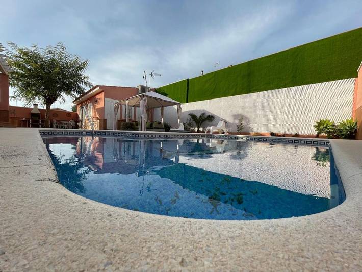 Apartamento para 9 personas, con Terraza además de Jardín y Piscina en Espartinas