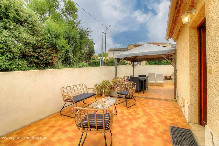 Gîte pour 4 personnes, avec Terrasse ainsi que Jardin et Vue dans Sagone - 2