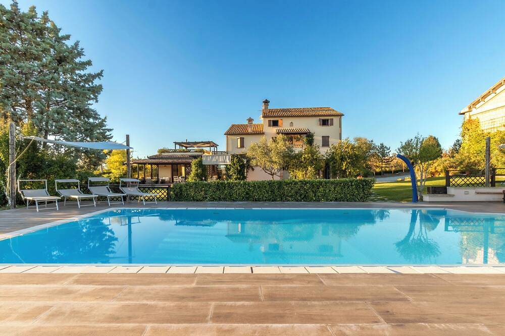 Relaxation in Country House with pool in Cingoli, Provincie Macerata