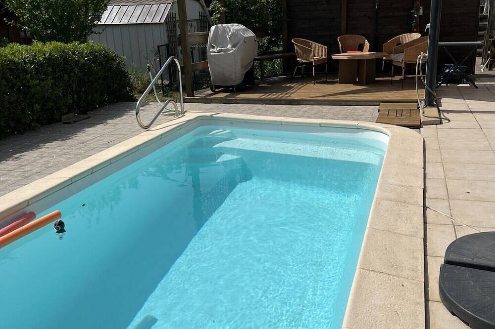 Entire apartment, On the banks of the Rhône between Avignon, the Ardèche and the sea in Montfaucon (Languedoc-Roussillon), Nimes region