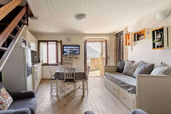 Location de vacances pour 6 personnes, avec vue ainsi que vue sur le lac et balcon à Castel di Tora