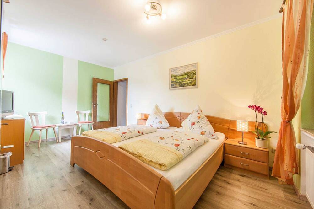 Ganze Wohnung, Doppelzimmer mit Balkon auf der Südseite - Landgasthaus Zum Kreuzberg in Schönbach, Vulkaneifel