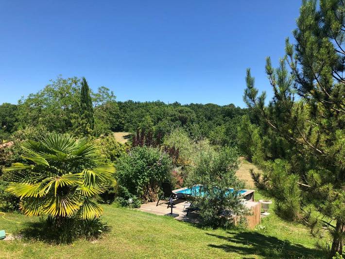 Location de vacances pour 4 personnes, avec Terrasse et Jardin ainsi que Piscine et Vue à Saint-Paul-Lizonne