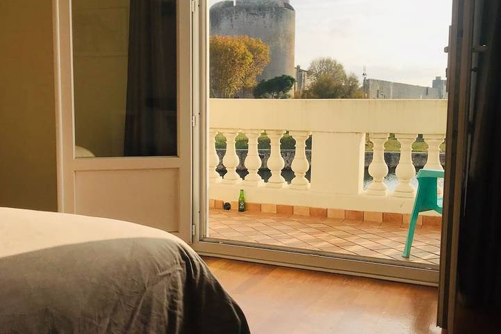 Haus am Wasser mit Blick auf die mittelalterliche Stadt Aigues-Mortes. in Aigues-Mortes, Côte d'Améthyste