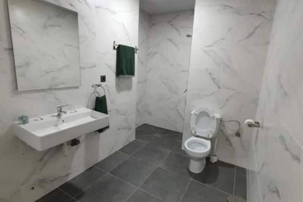 Cozy Private Room with Garage, Steps from the Guggenheim in Bilbao, Bizkaia