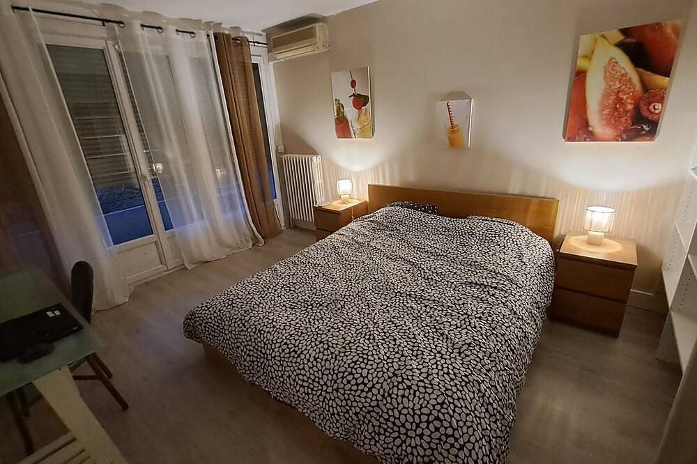 Entire apartment, Large apt4ch, 2 bathrooms ideal for families/groups/professionals: city center 8 travelers in Valence, Valence region
