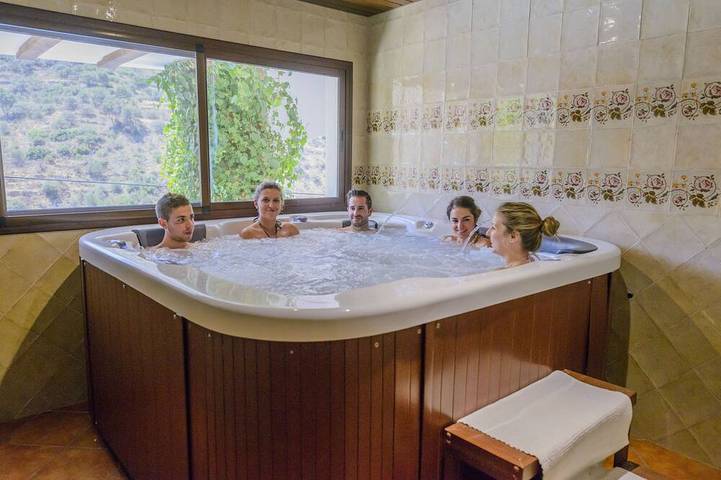 Gîte pour 4 personnes, avec Jacuzzi et Piscine