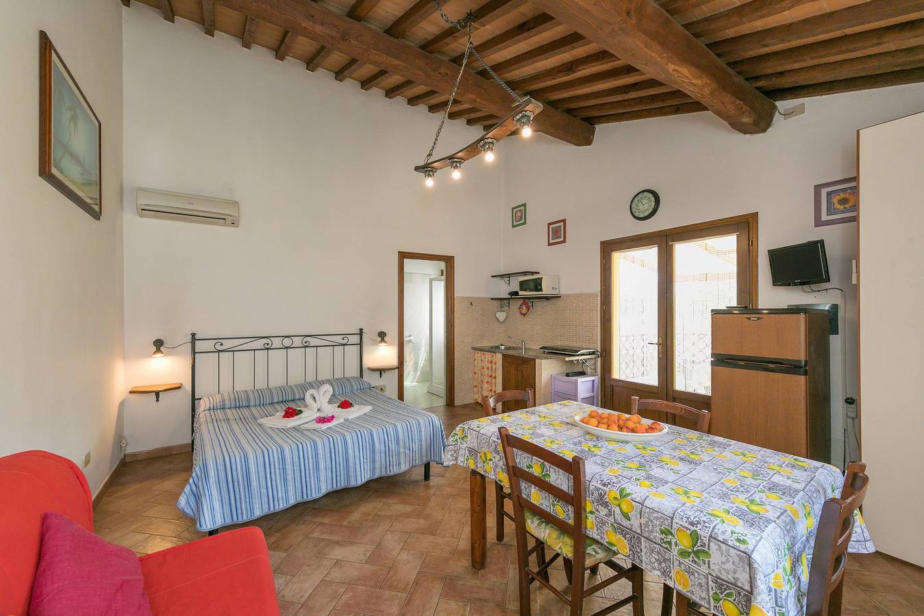 Agriturismo "Il Pino - Monolocale Lavanda" con piscina condivisa, terrazza privata e Wi-Fi in Cecina, Costa degli Etruschi