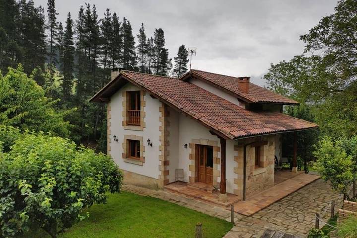 Casa de vacaciones para 8 personas, con Terraza además de Jardín y Vistas en Camaleño