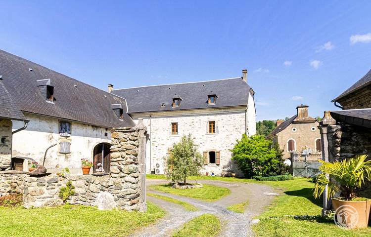 Gîte pour 4 personnes, avec jardin dans Arcizac-ez-Angles