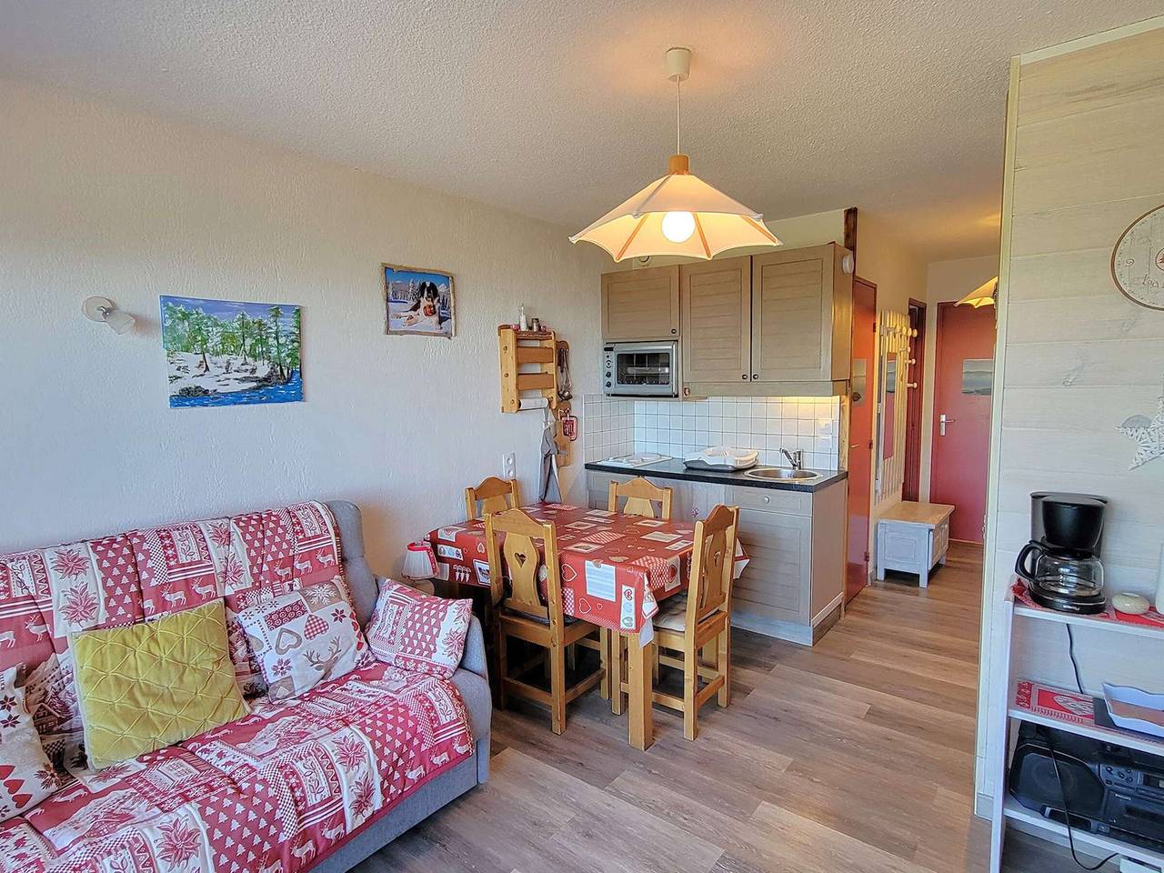 Entire apartment, Cozy 4-person apt in Chaillol with balcony, near station in Saint-Michel-de-Chaillol, Écrins National Park