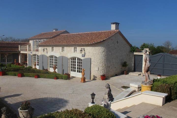 Location de vacances pour 4 personnes, avec terrasse et piscine à Chazelles - 3