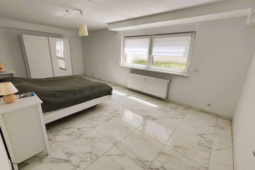 Ganze Wohnung, Luxus-Wohnung (81m²) in der Nähe von Düsseldorf, kernsaniert, mit Parkplatz in Kaarst, Niederrhein