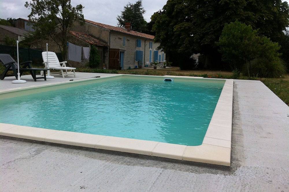 Bed and breakfast in quiet surroundings with access to private pool in Bernay-Saint-Martin, Saint-Jean-d'Angély e dintorni