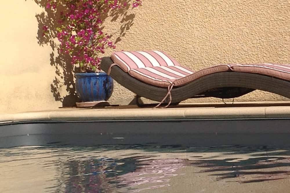 Entire apartment, At the heart of the village, calm, relaxation and comfort ... in Jonquerettes, Vaucluse