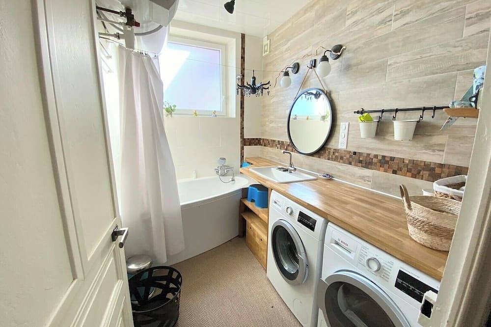Apartamento entero, Comme à la Maison ! Superbe Gîte Avec Jardin + Parking Proche Gare in Valserhône, Nantua