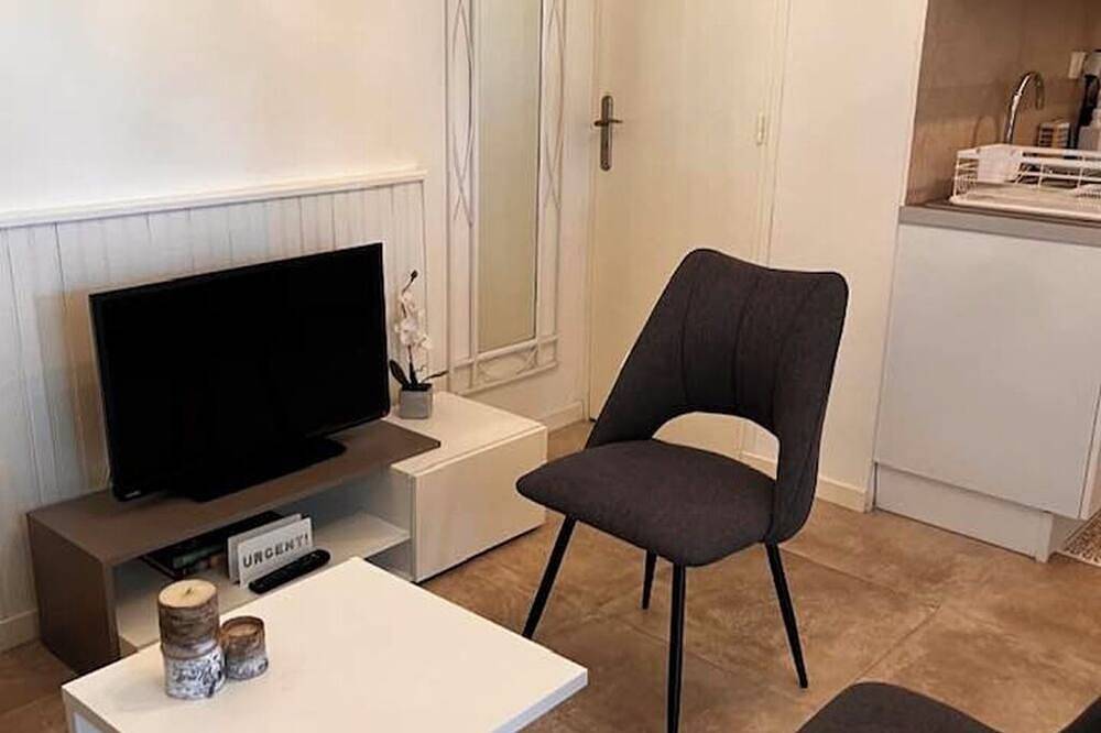 Studio Clim. 22m2 + Terrasse 18m2 Rdc à 10min à pied de la plage 5min en voiture in Calvi, Région de Calvi