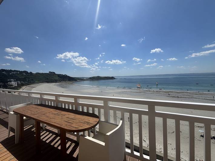 Appartement de vacances pour 4 personnes, avec piscine ainsi que jardin et vue sur l’océan, adapté aux familles