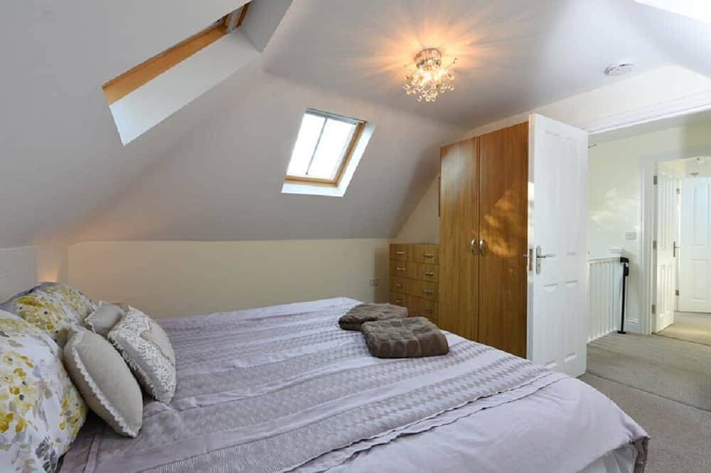 New Forest cottage, sleeps up to 10. Looks directly on to the Forest in Brockenhurst, Hampshire