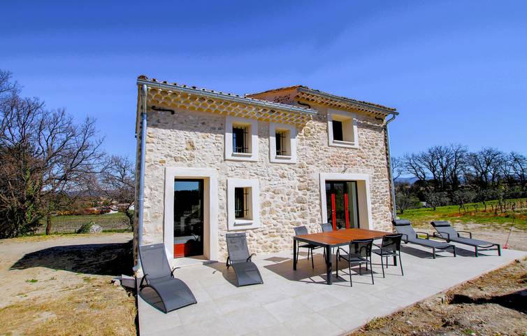 Location de vacances pour 6 personnes, avec terrasse et jardin à Mazan