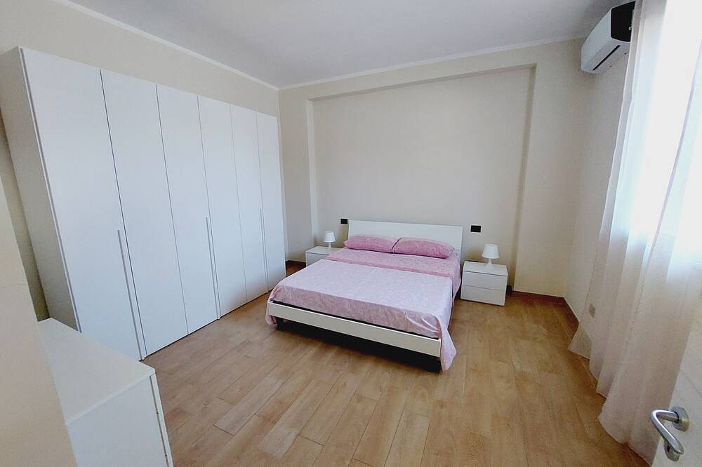 Entire apartment, Large apartment close to the sea, just a few minutes from the town center. in Reggio Calabria, Tyrrhenian Coast Kalabria