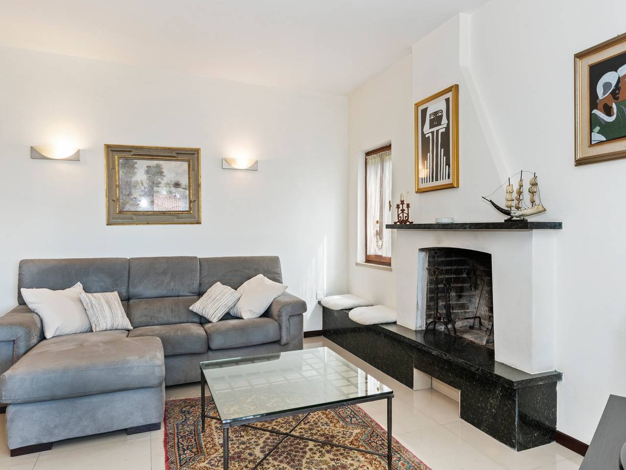 Großzügige Villa am Gardasee mit privatem Pool, Garten und direktem Seezugang in Lazise, Gardasee-Berge