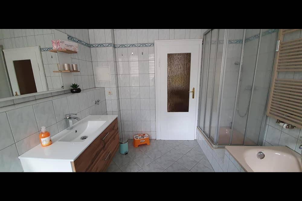 Ganze Wohnung, Liebevoll eingerichtete, neue Ferienwohnung mit  Waschmaschine, großer Küche, großem Bad mit Dusche und Badewanne, Pkw-Stellplatz, Boxspringbett. in Schwarzenberg (Erzgebirge), Erzgebirge
