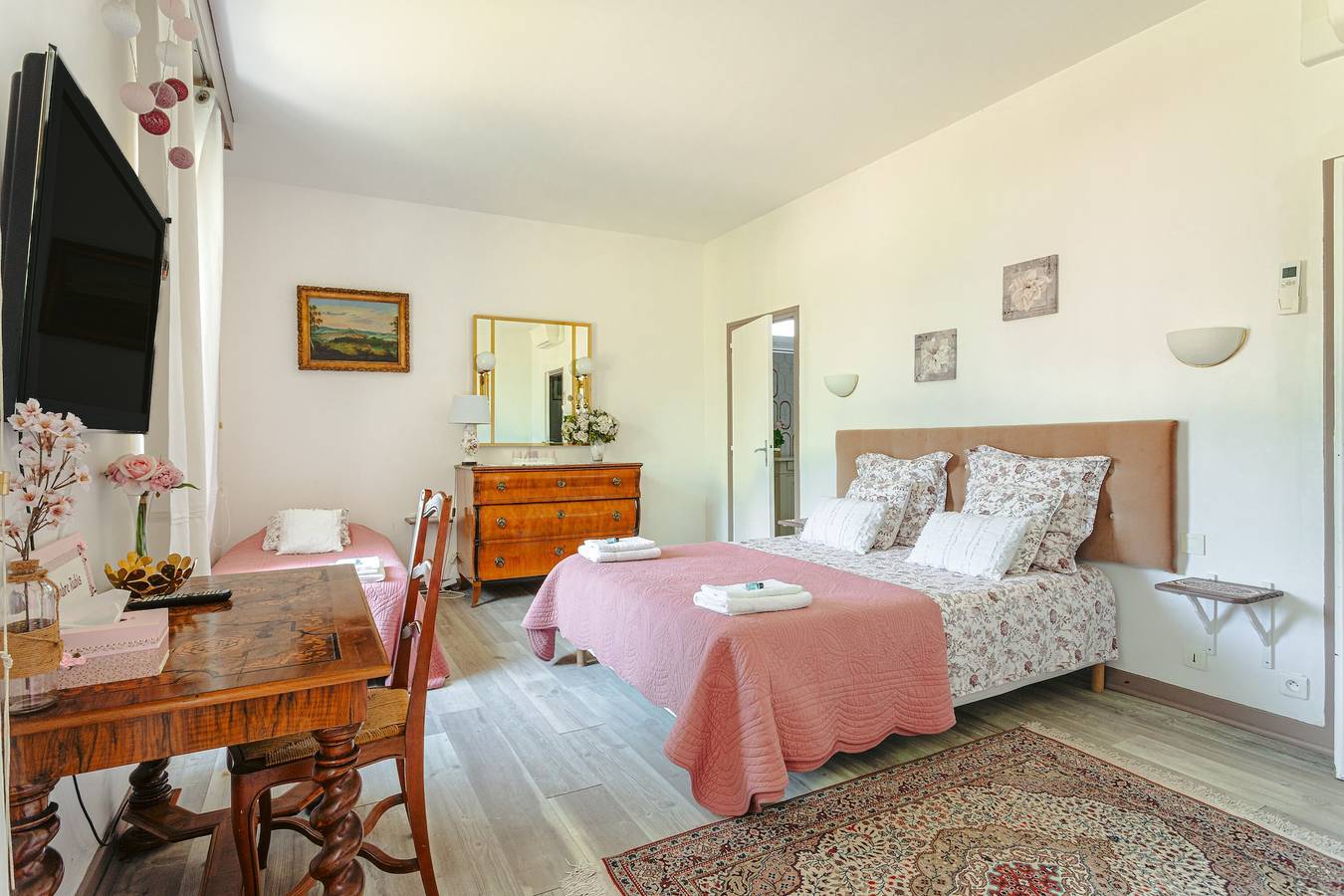 Chambre d’hôtes « Rubis » avec jardin privé, Wi-Fi et climatisation in Genouillé, Région de Rochefort